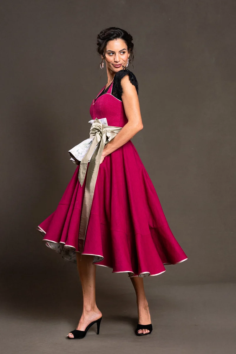 Luxuriöses Dirndlkleid in Himbeer - Amora