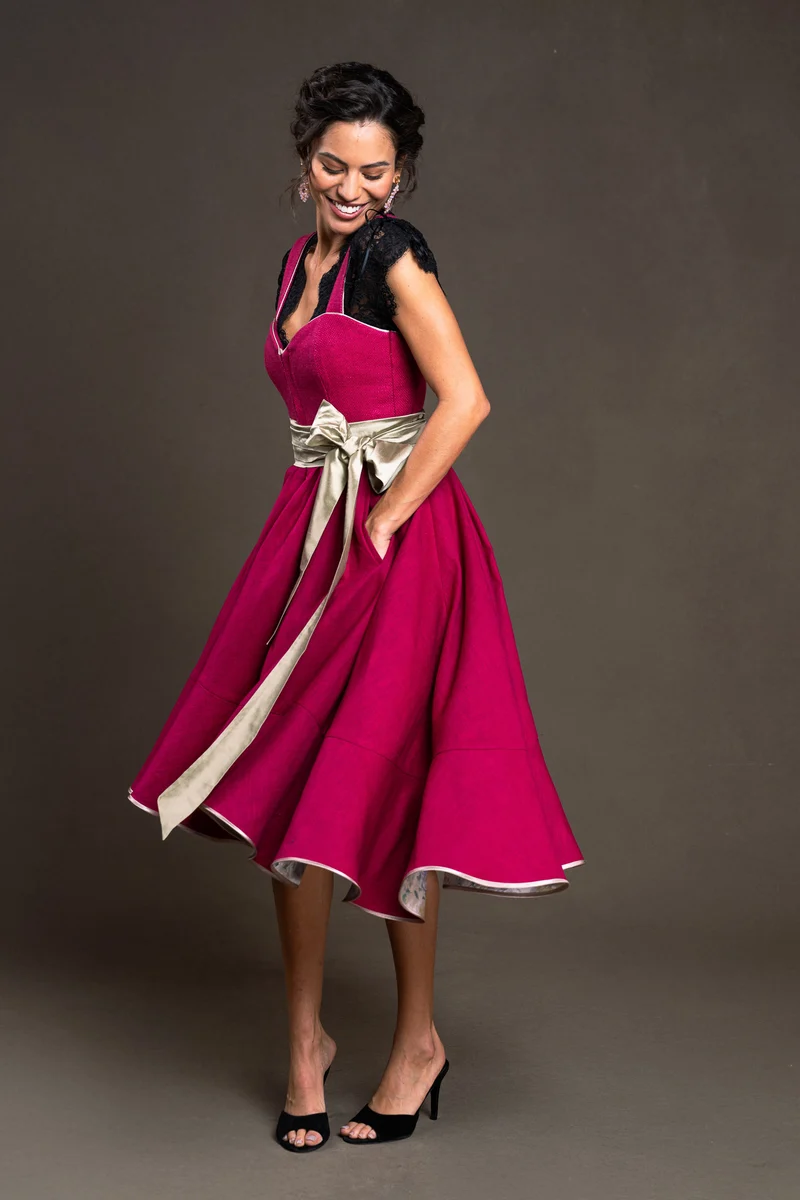 Luxuriöses Dirndlkleid in Himbeer - Amora