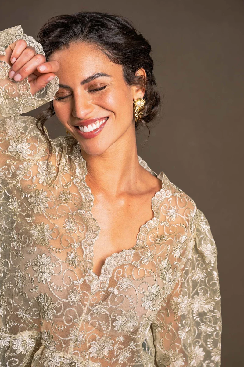 Dirndlbluse Ouro langarm in gold- schimmernder Spitze – POLICARPO