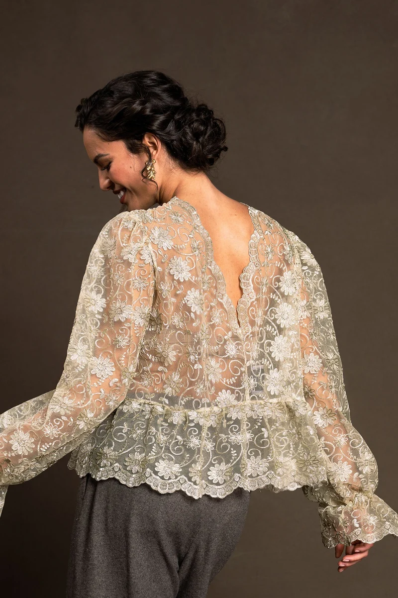Dirndlbluse Ouro langarm in gold- schimmernder Spitze – POLICARPO