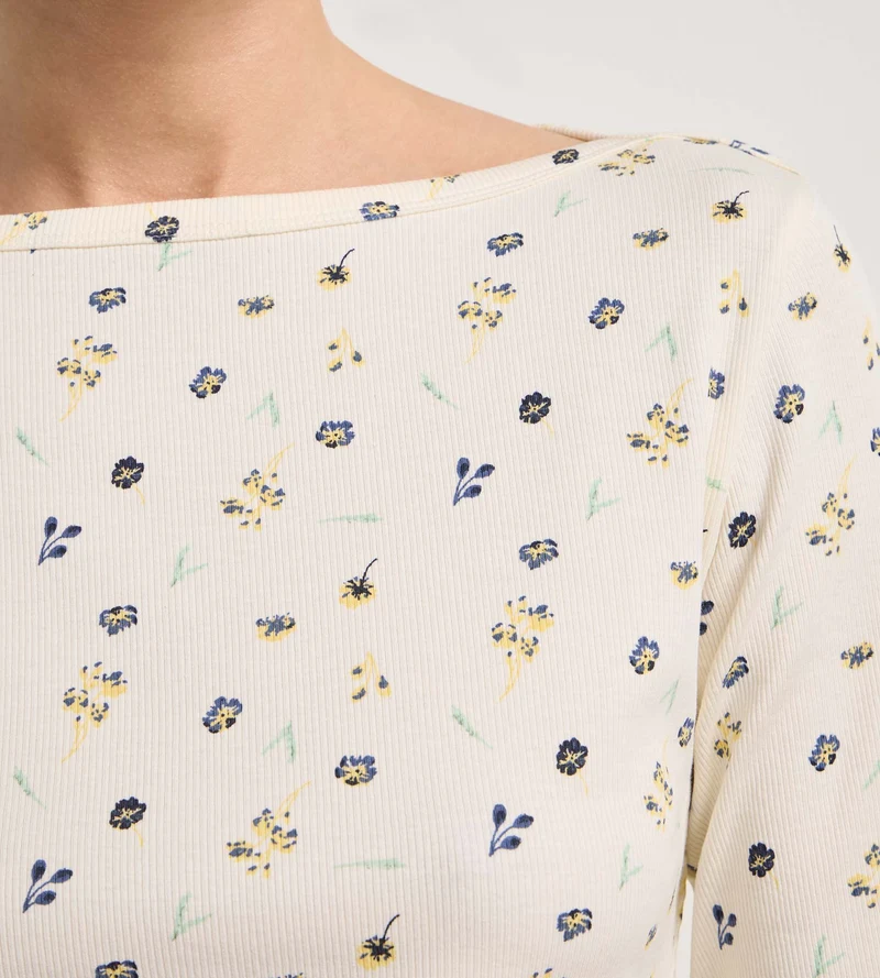 Langärmliges Oberteil mit U-Boot-Ausschnitt aus naturfarbener Baumwolle mit Blumenprint von Slow Days Fresh Vibes