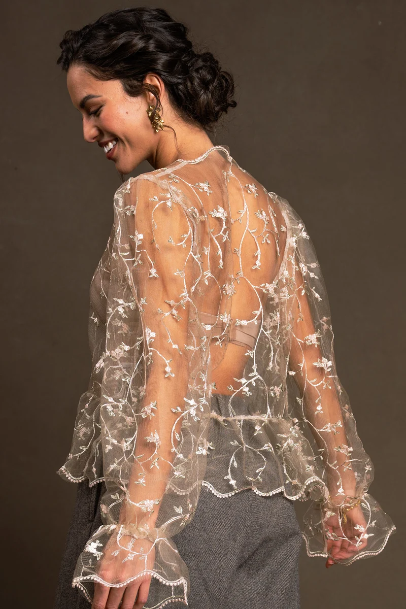 Dirndlbluse Florinda in puder - transparent langarm mit Blümchen
