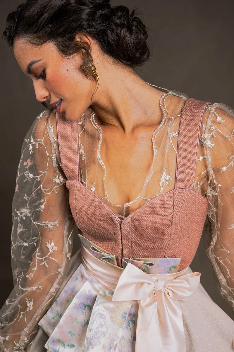 Dirndlbluse Florinda in puder - transparent langarm mit Blümchen
