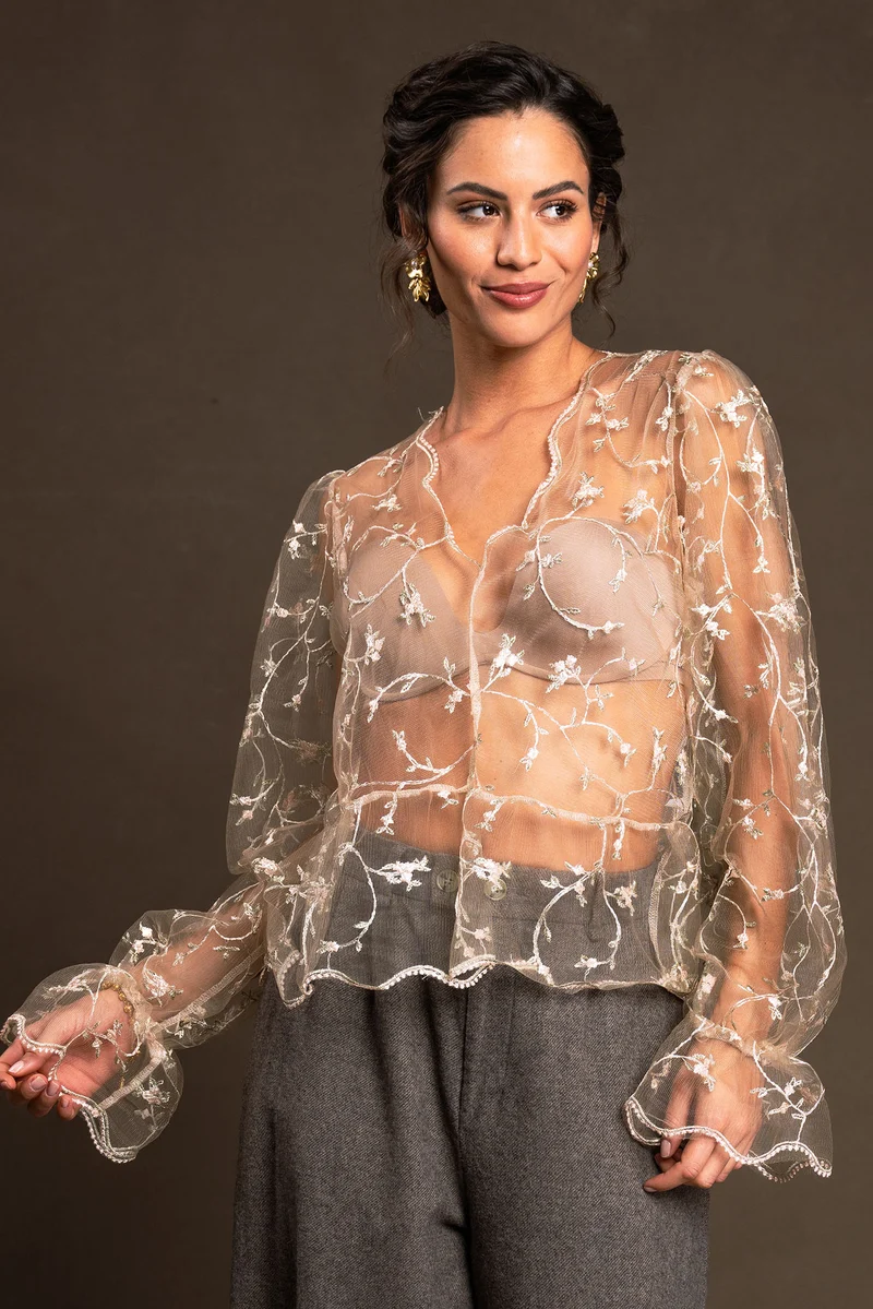 Dirndlbluse Florinda in puder - transparent langarm mit Blümchen