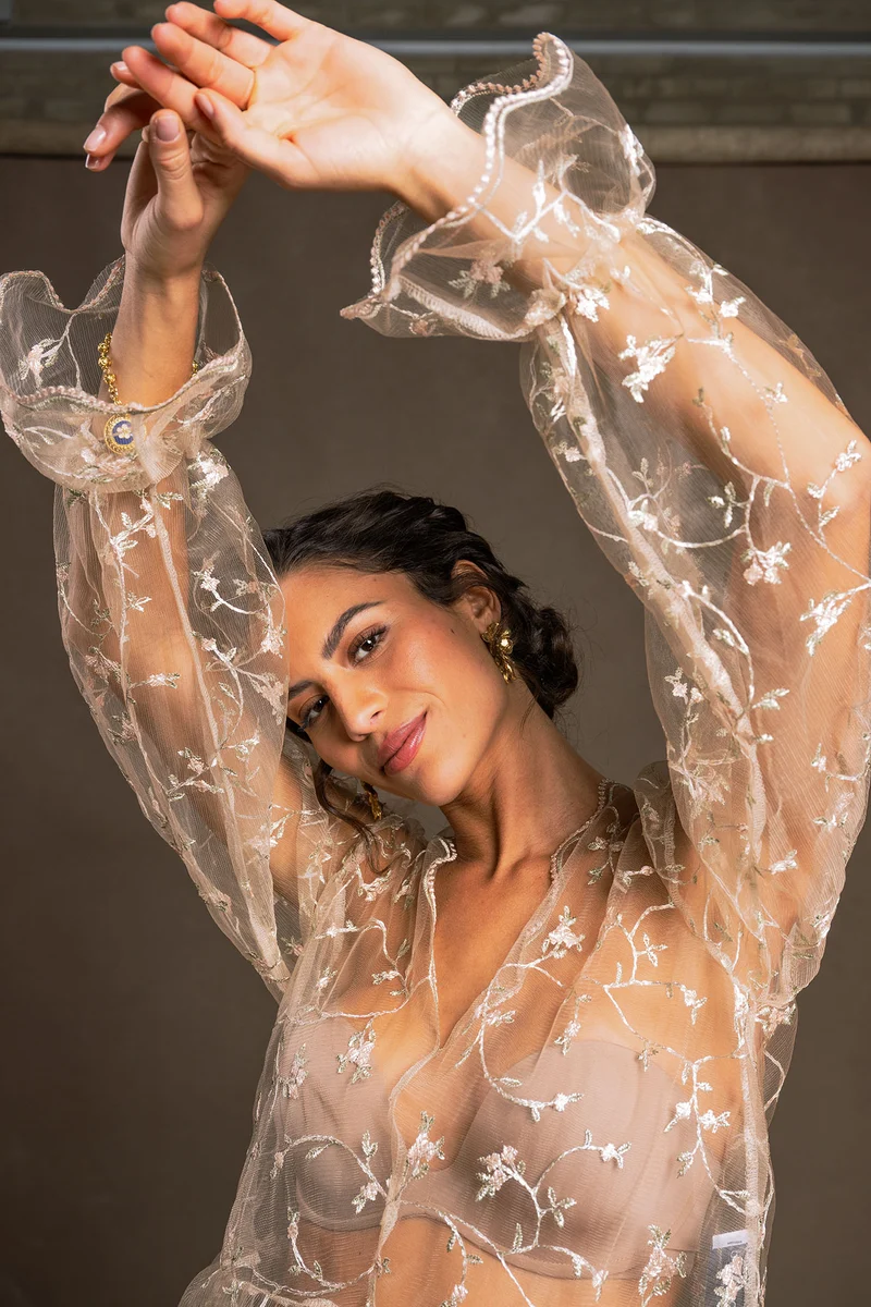 Dirndlbluse Florinda in puder - transparent langarm mit Blümchen