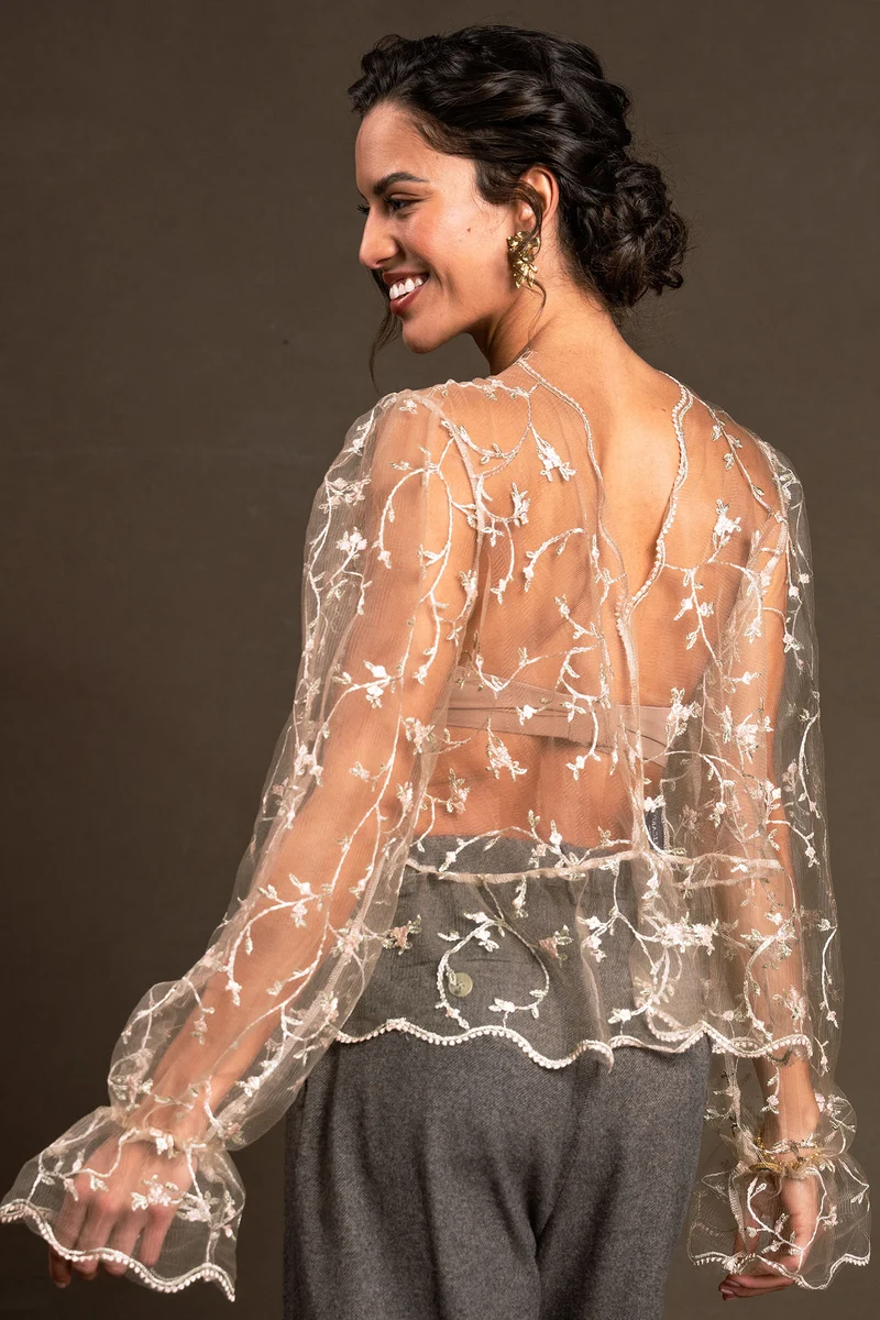 Dirndlbluse Florinda in puder - transparent langarm mit Blümchen