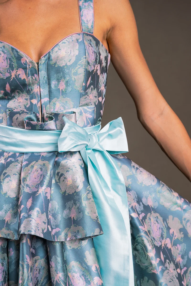Blumendirndl mit taubenblau-rosefarbenem Jacquard - Marisol