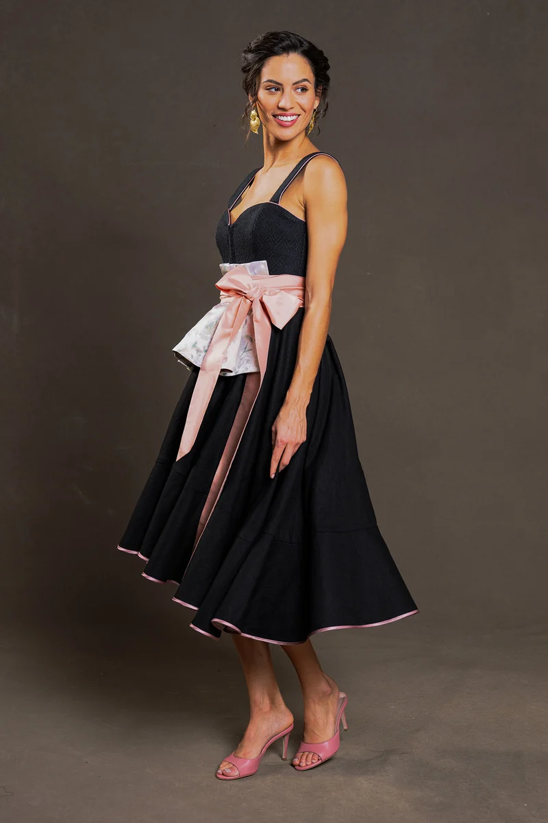 Dirndlkleid mit schwarzer Seide- /Leinenkombination - Luar