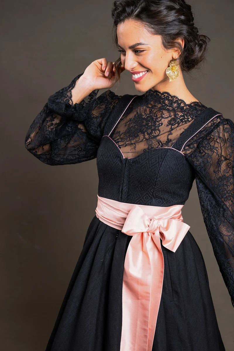 Dirndlkleid mit schwarzer Seide- /Leinenkombination - Luar