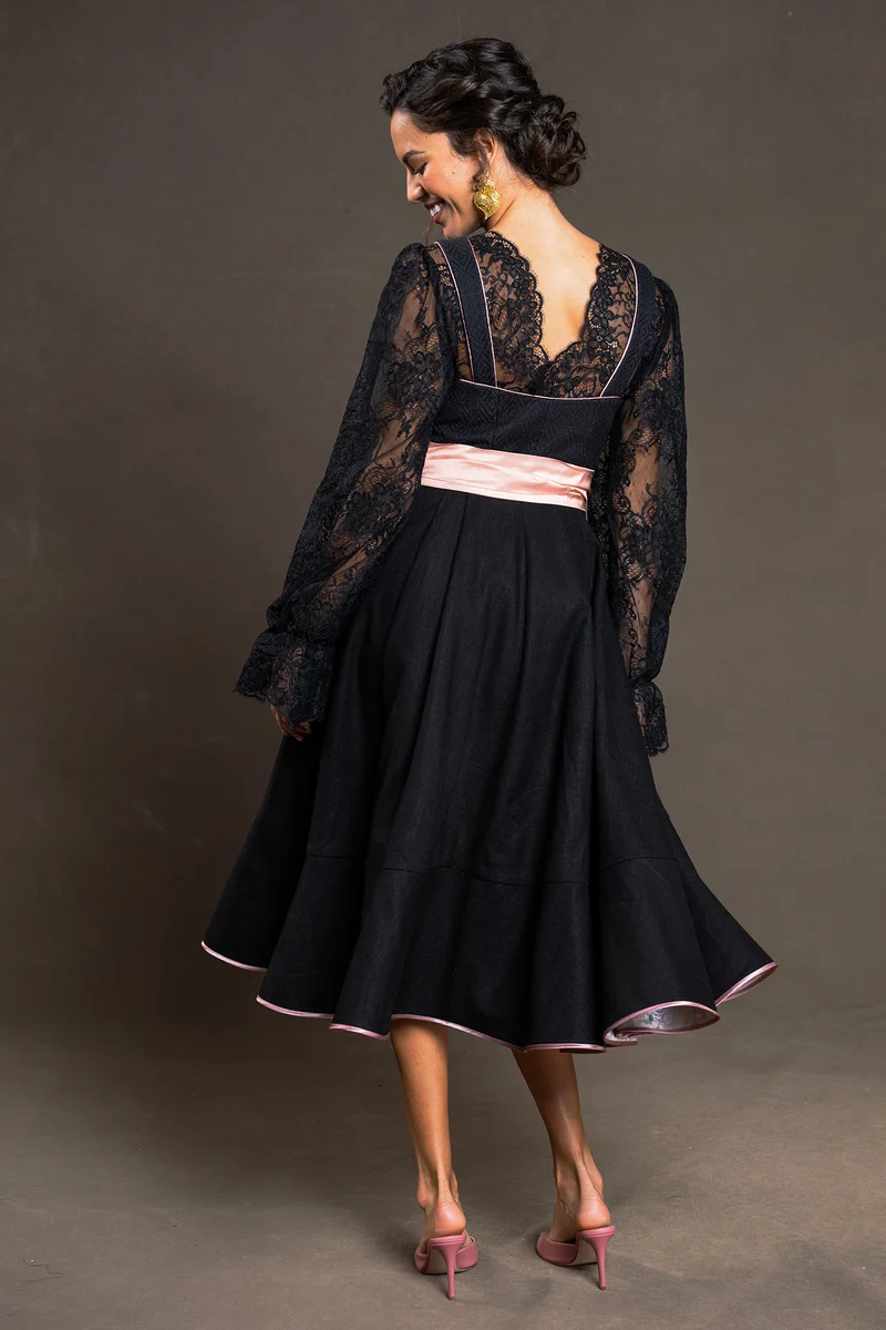 Dirndlkleid mit schwarzer Seide- /Leinenkombination - Luar