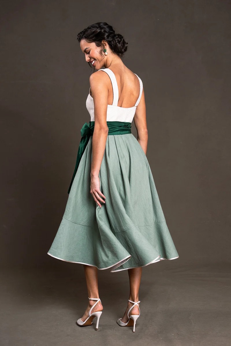 Romantisches Dirndl in salbei und creme - Valenca