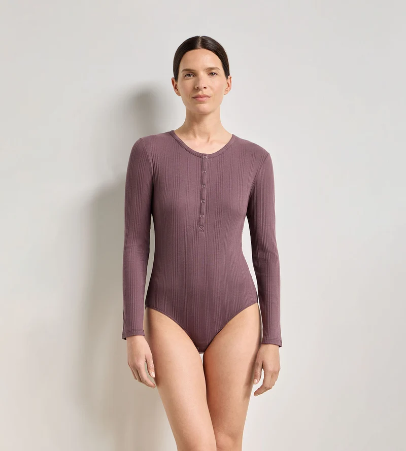Langärmliges Damen-T-Shirt aus feinem, geripptem Jersey in der Farbe „Mûre nuit“ von Dim x Ines de la Fressange