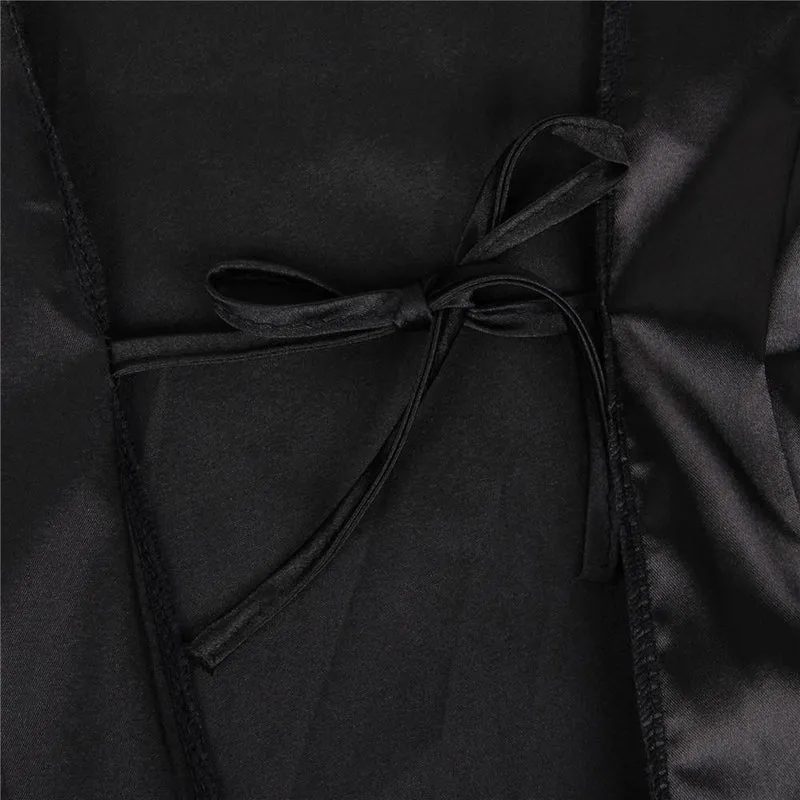 Schwarzes Satin-Nachthemd – Ärmel aus Wimpernspitze, weiter Ausschnitt, verstellbarer Gürtel und passendes String-Set