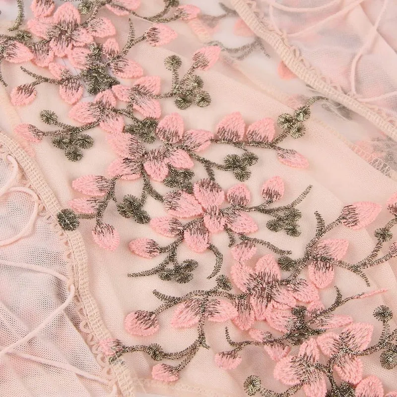 Zartrosa bestickter Mesh-Teddy – mit Bügel-BH, 3D-Stickerei, überkreuzter Taille und verstellbarem Schritt