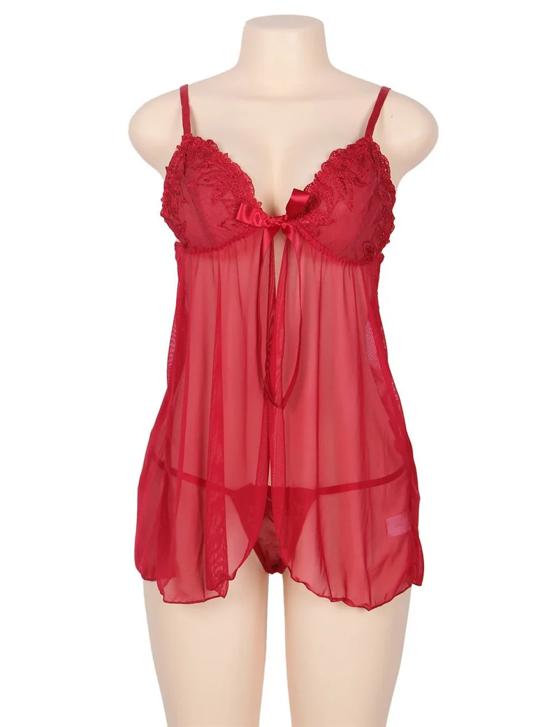 Rotes, transparentes Babydoll aus Mesh – tiefer V-Ausschnitt, 3D-Stickerei, Schlitz vorne und passender String.