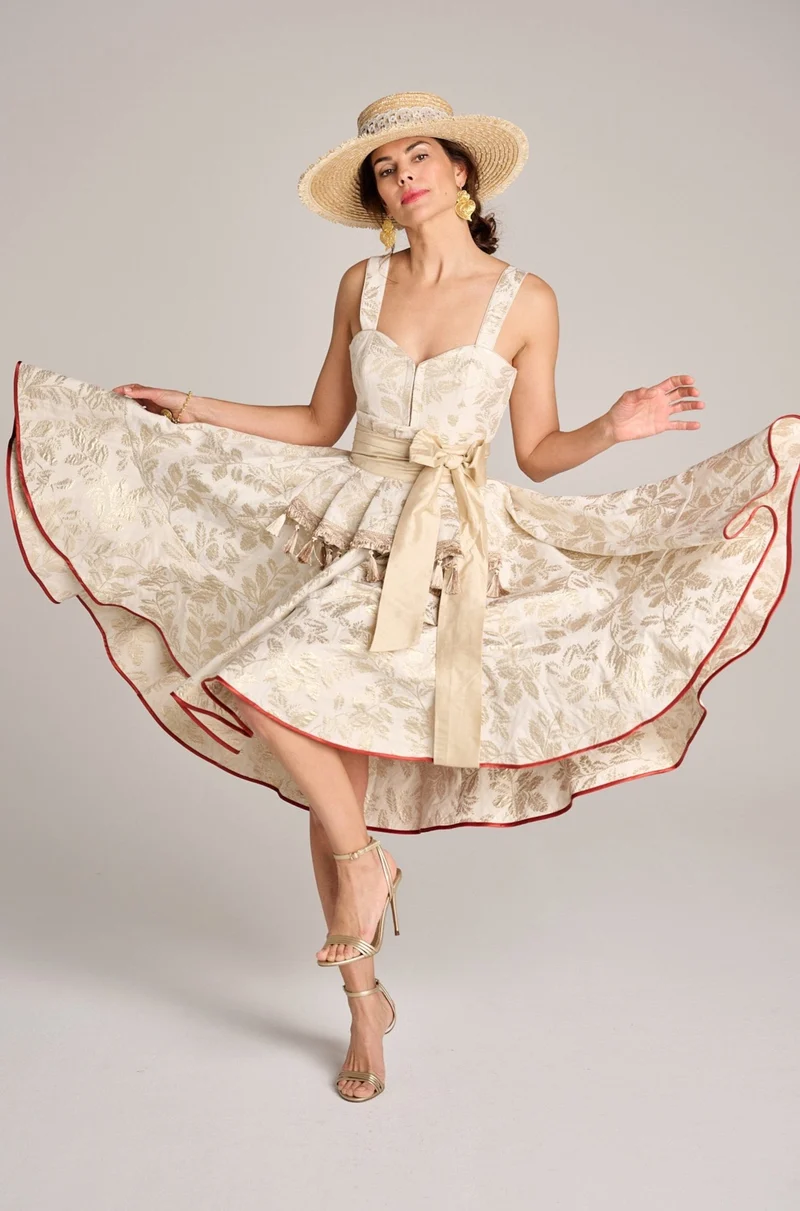 Designerdirndl in creme-gold Jacquard - Omara