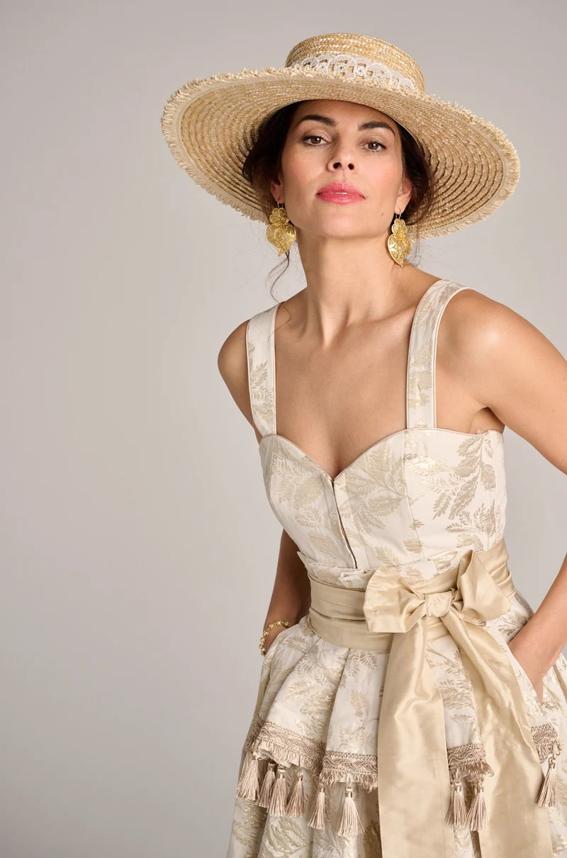 Designerdirndl in creme-gold Jacquard - Omara