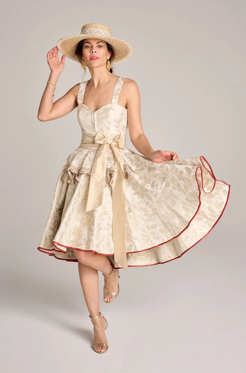 Designerdirndl in creme-gold Jacquard - Omara