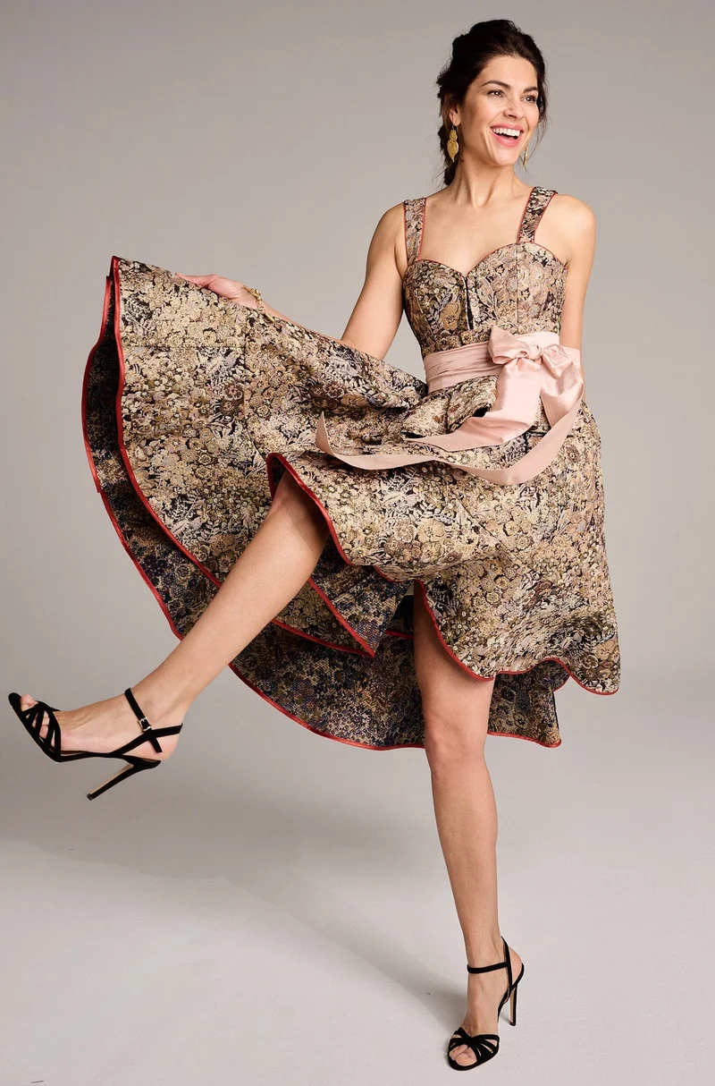 Designerdirndl in floralem Brokat - Amalia
