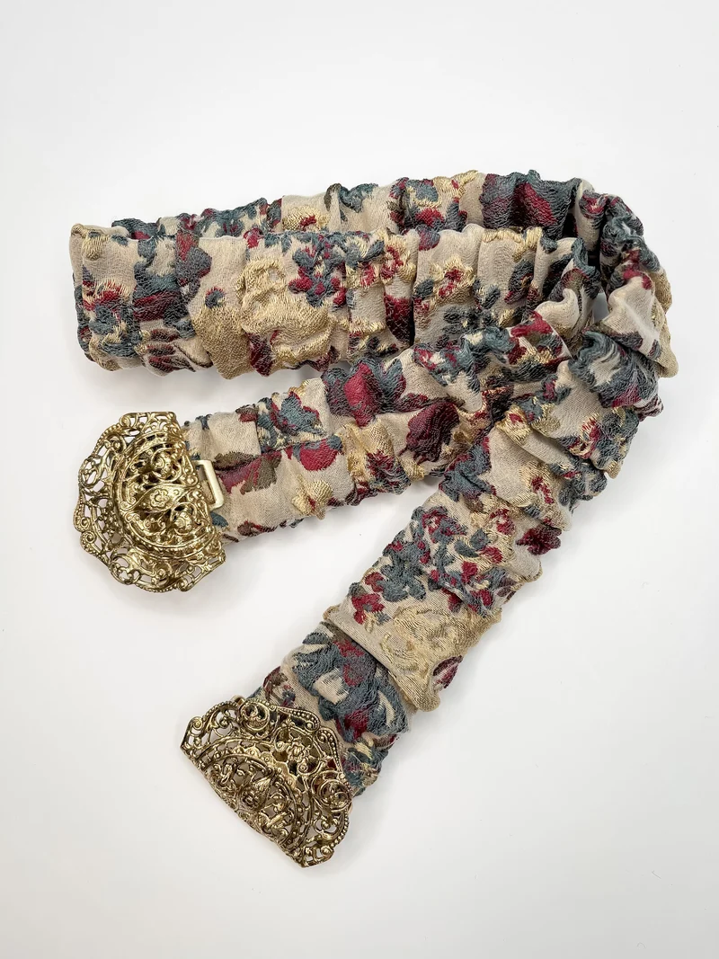 Gürtel (floraler beige-gold-grüner Jacquard) mit goldener emaillierter Filigran- Schliesse