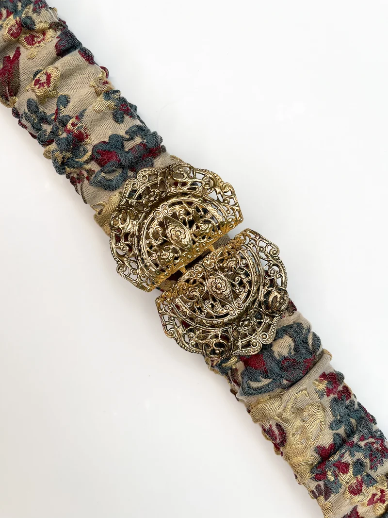 Gürtel (floraler beige-gold-grüner Jacquard) mit goldener emaillierter Filigran- Schliesse
