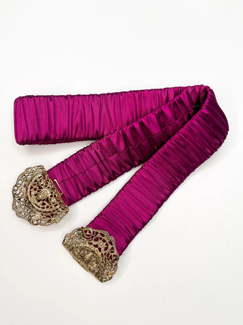 Gürtel (100% magenta Seide) mit goldener emaillierter Filigran- Schliesse