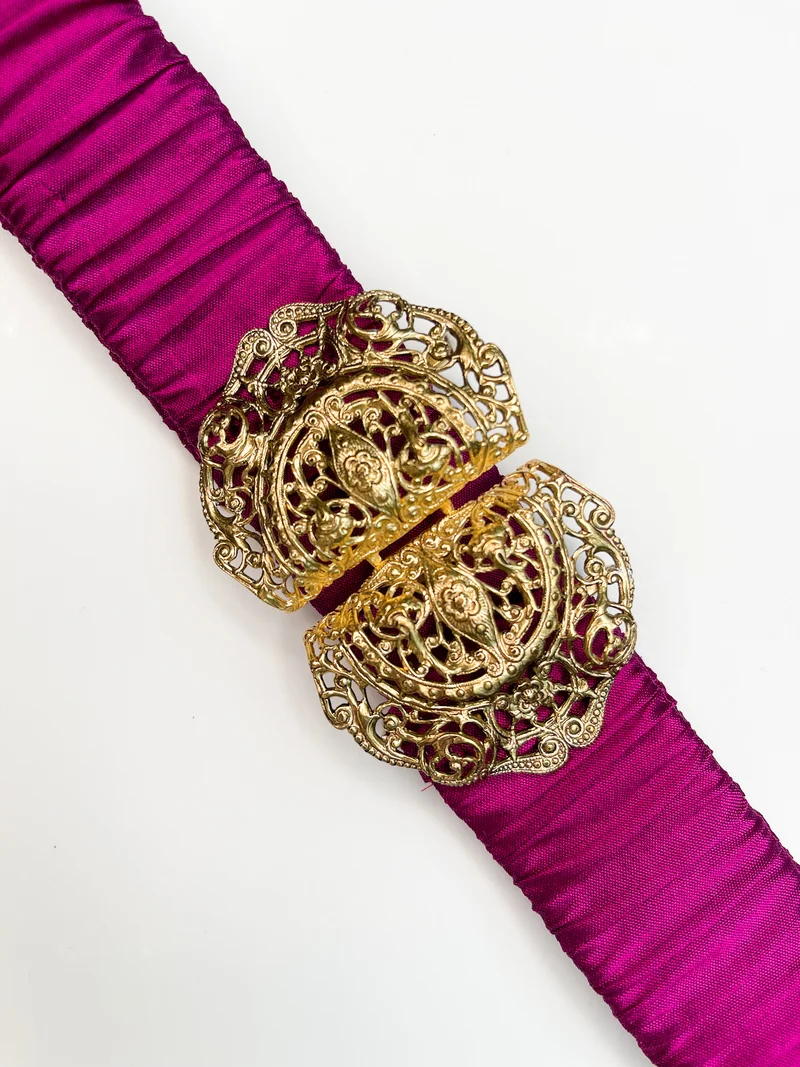 Gürtel (100% magenta Seide) mit goldener emaillierter Filigran- Schliesse