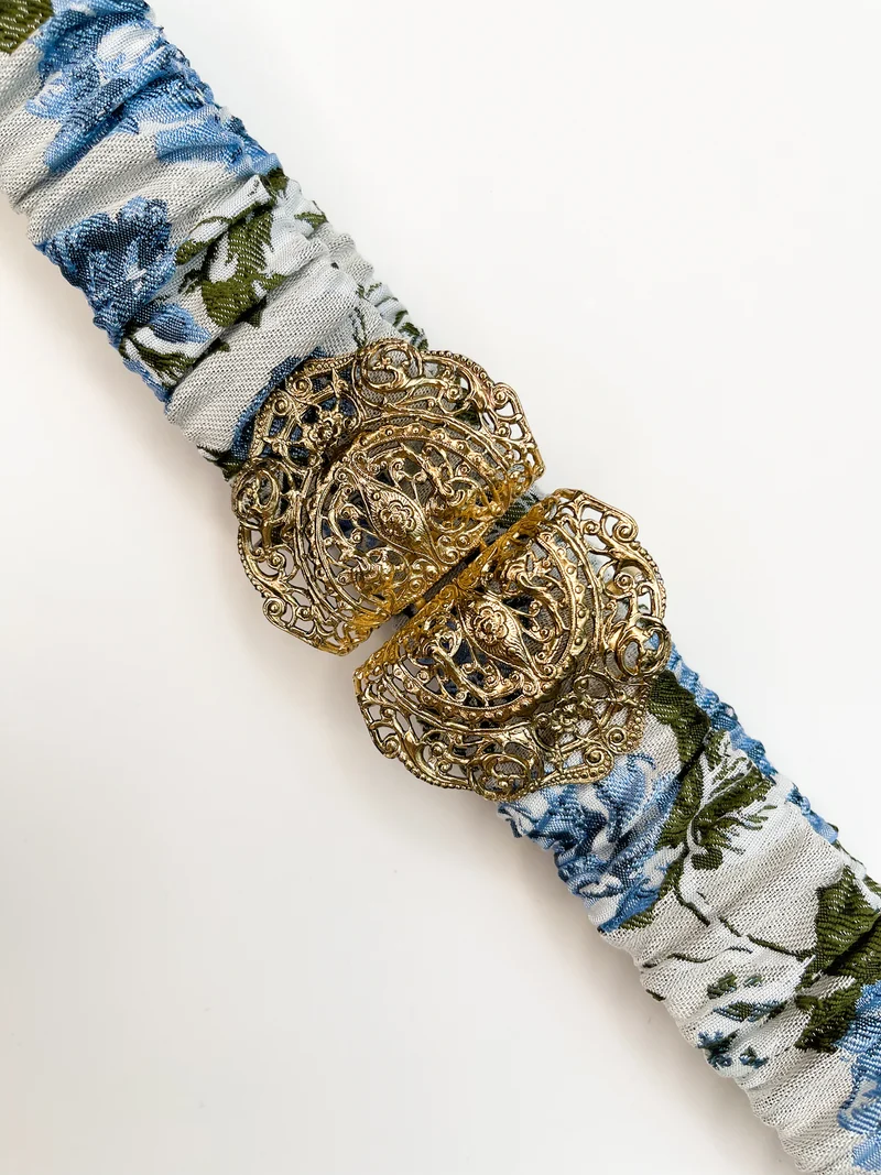Gürtel (floraler hellblau-grauer Jacquard) mit goldener emaillierter Filigran- Schliesse