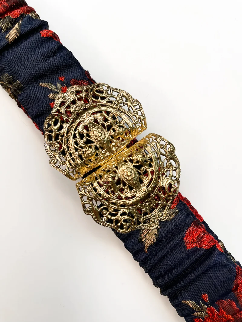Gürtel (floraler navy-roter Jacquard) mit goldener emaillierter Filigran- Schliesse