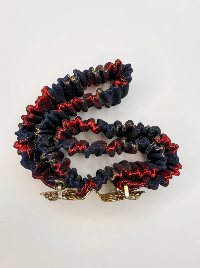 Gürtel (floraler navy-roter Jacquard) mit goldener emaillierter Filigran- Schliesse
