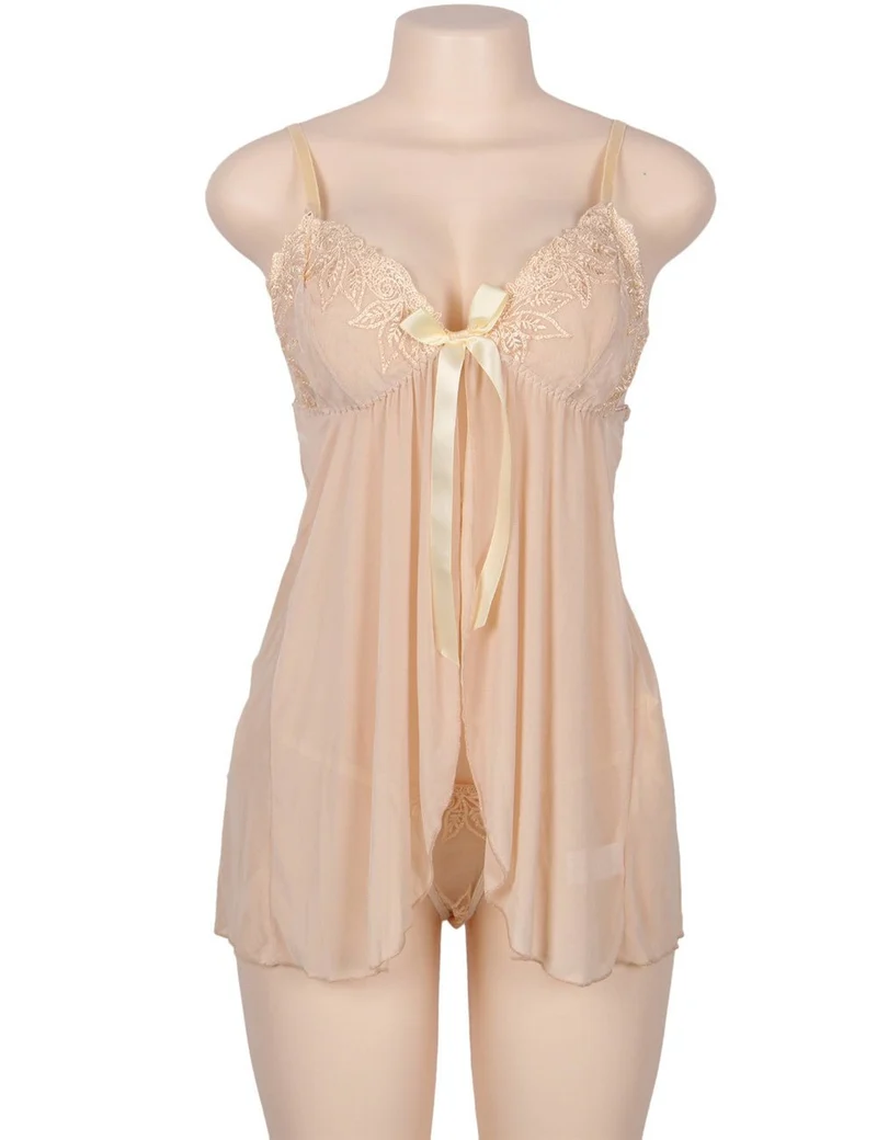Babydoll aus hautfarbenem, transparentem Mesh – tiefer V-Ausschnitt, 3D-Stickerei, Schlitz vorne und passender String.