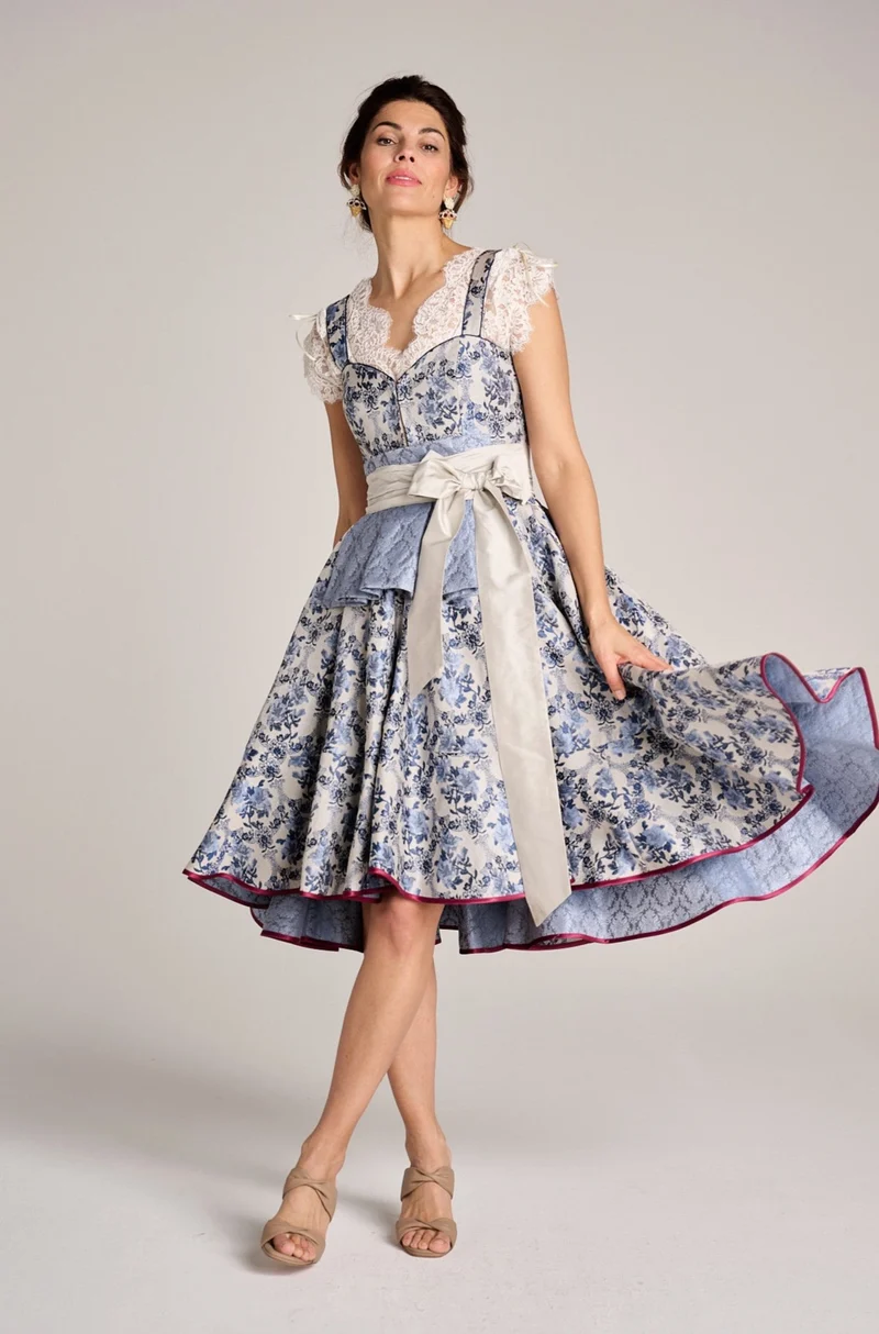 Designerdirndl in blauem Jacquard mit berry - Azulejo