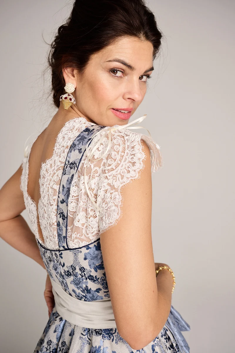 Designerdirndl in blauem Jacquard mit berry - Azulejo