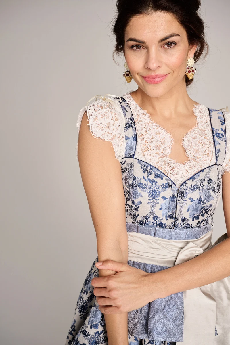 Designerdirndl in blauem Jacquard mit berry - Azulejo