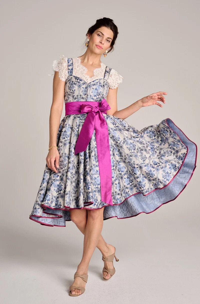 Designerdirndl in blauem Jacquard mit berry - Azulejo