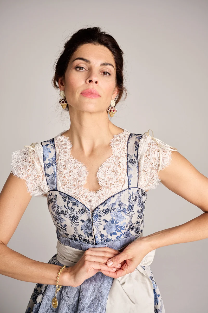 Designerdirndl in blauem Jacquard mit berry - Azulejo