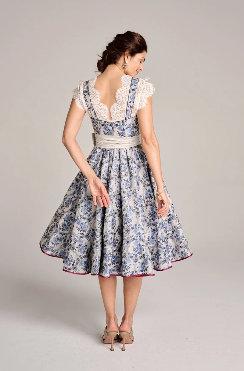 Designerdirndl in blauem Jacquard mit berry - Azulejo