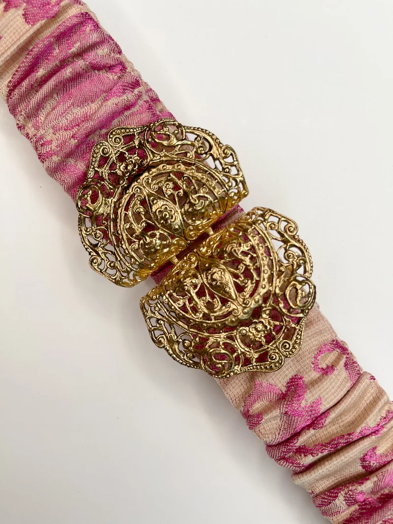 Gürtel (floraler pinker Jacquard) mit goldener emaillierter Filigran- Schliesse