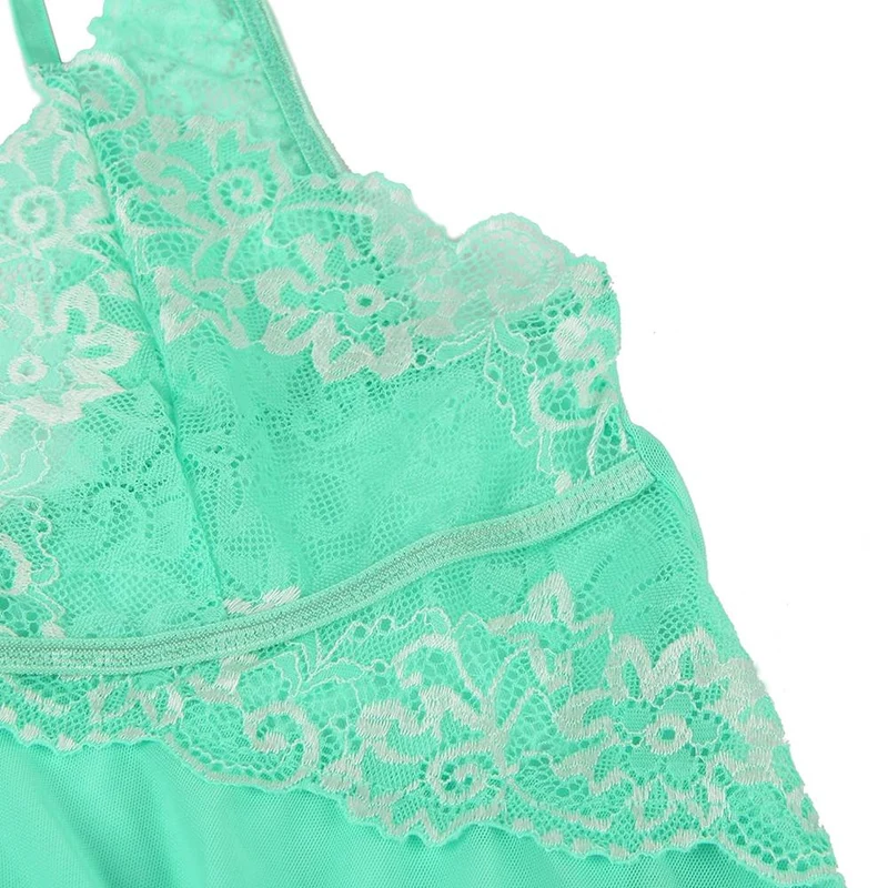 Grünes, transparentes Babydoll mit Spitzenbesatz – unregelmäßiger, asymmetrischer Rock