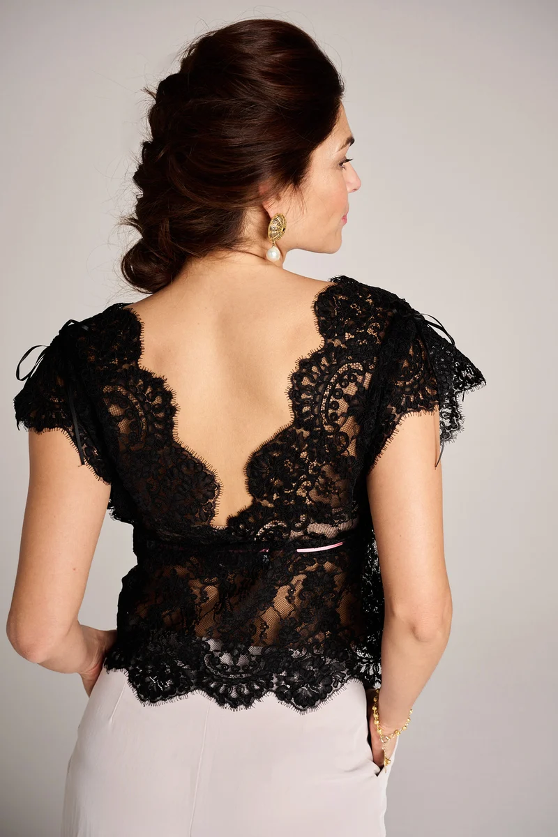 elegante Dirndlbluse Amalia in schwarzer Spitze – kurzarm