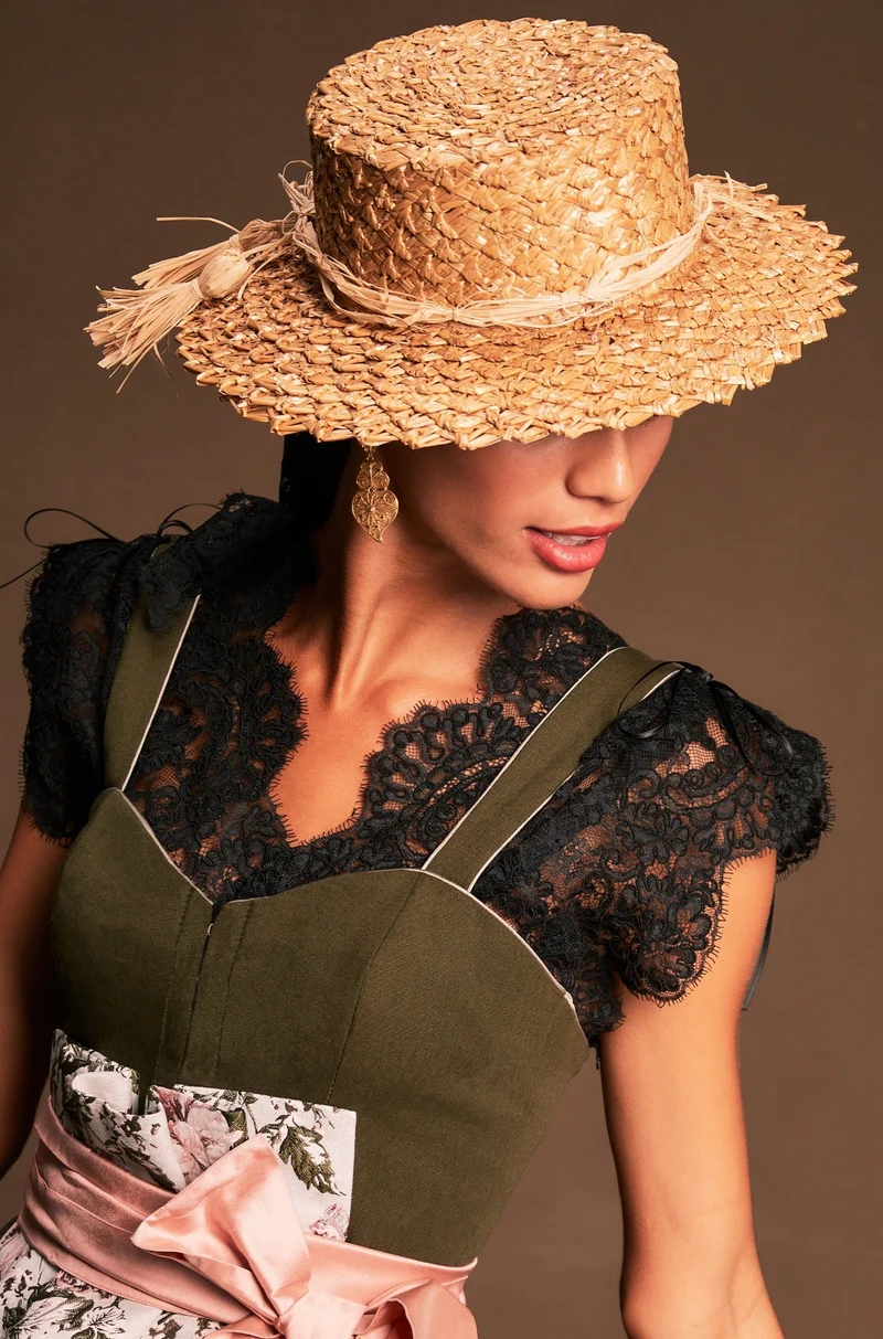 elegante Dirndlbluse Amalia in schwarzer Spitze – kurzarm
