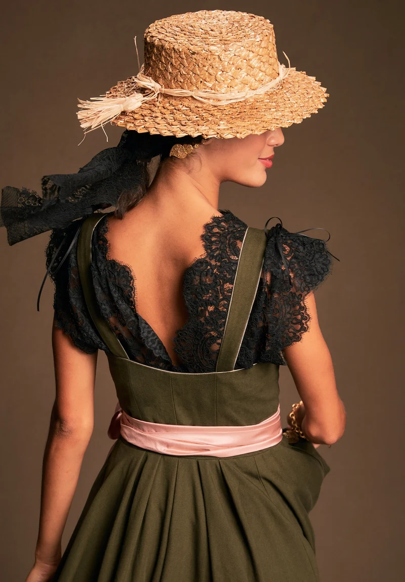 elegante Dirndlbluse Amalia in schwarzer Spitze – kurzarm
