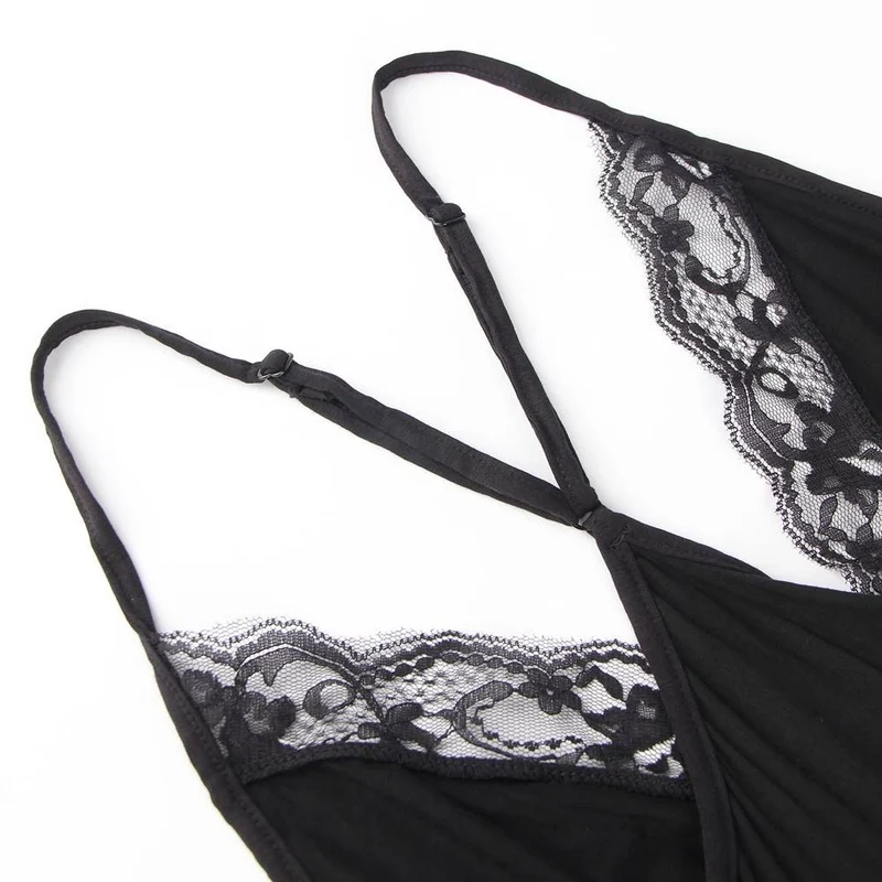 Nachthemd und String-Tanga aus Modal mit tiefem V-Ausschnitt und Spitzenbesatz
