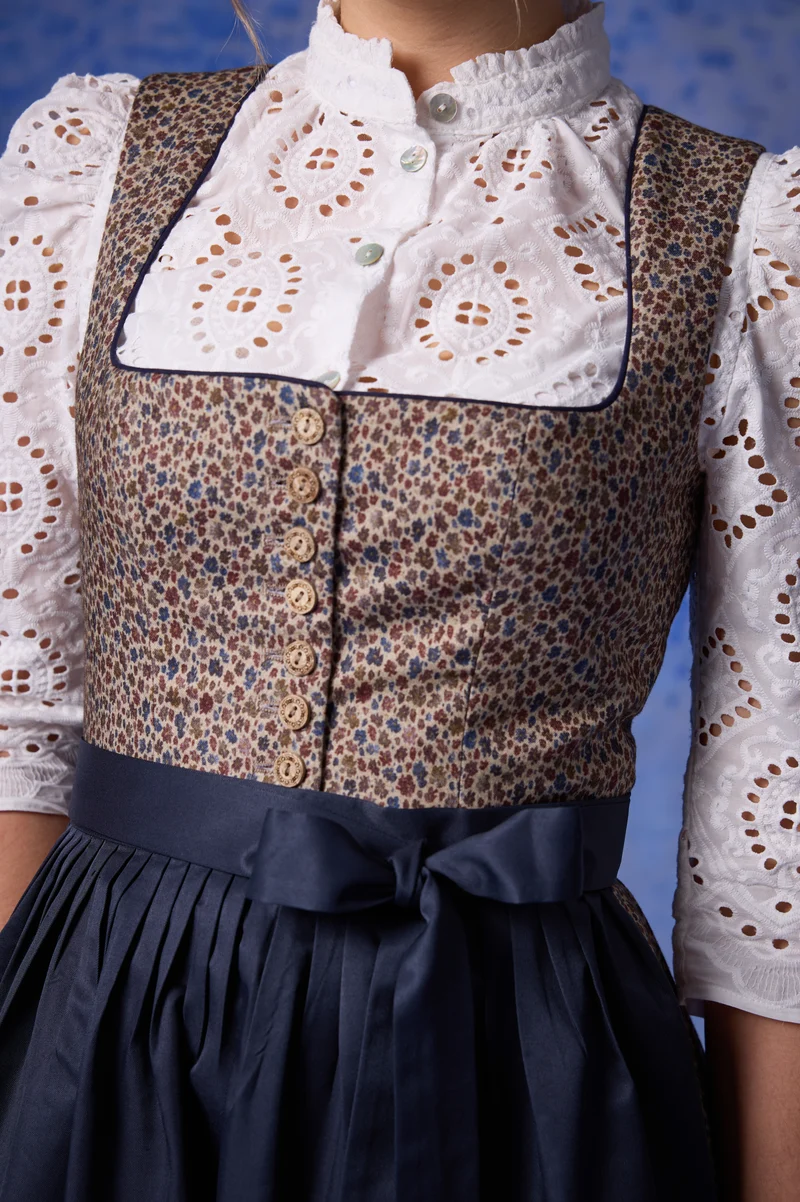 Stickerei-Stehkragenbluse mit Perlmuttknopf