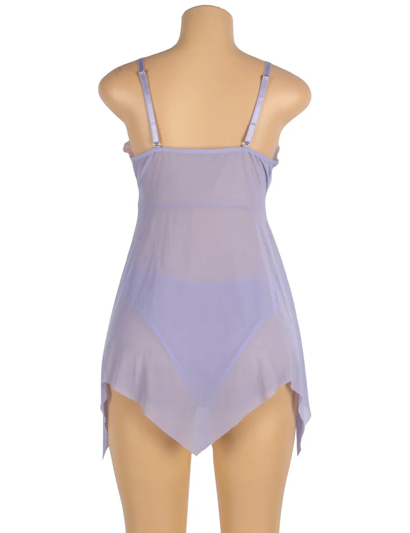 Lila Babydoll mit digitalem Spitzendruck, offener Vorderseite, Schlitz und passendem bedrucktem Höschen
