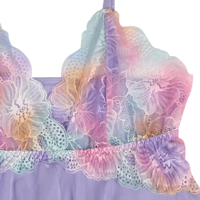 Lila Babydoll mit digitalem Spitzendruck, offener Vorderseite, Schlitz und passendem bedrucktem Höschen