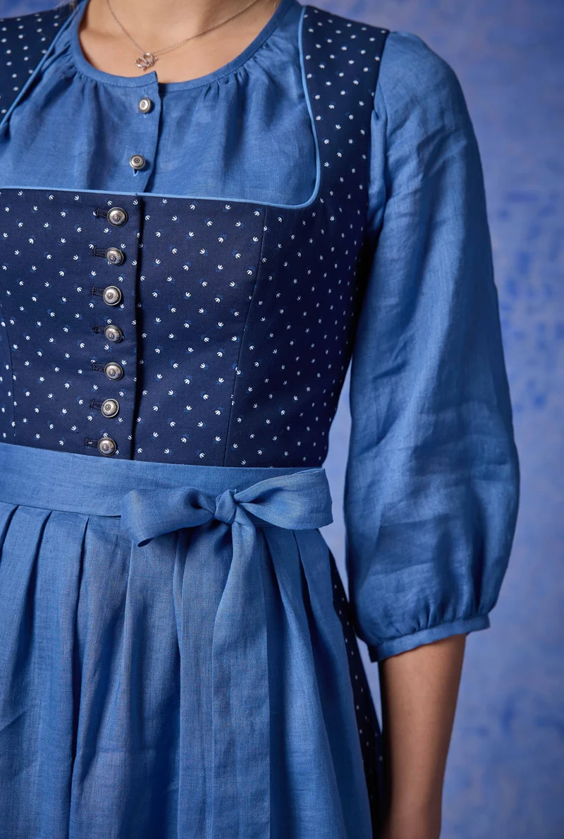 Leinen-Dirndlbluse mit Blumenknöpfen