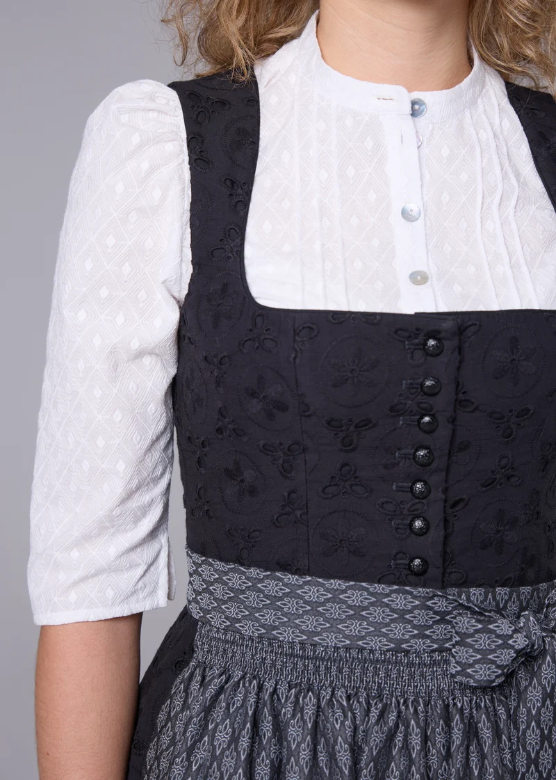 Bestickte Stehkragenbluse mit Biesen