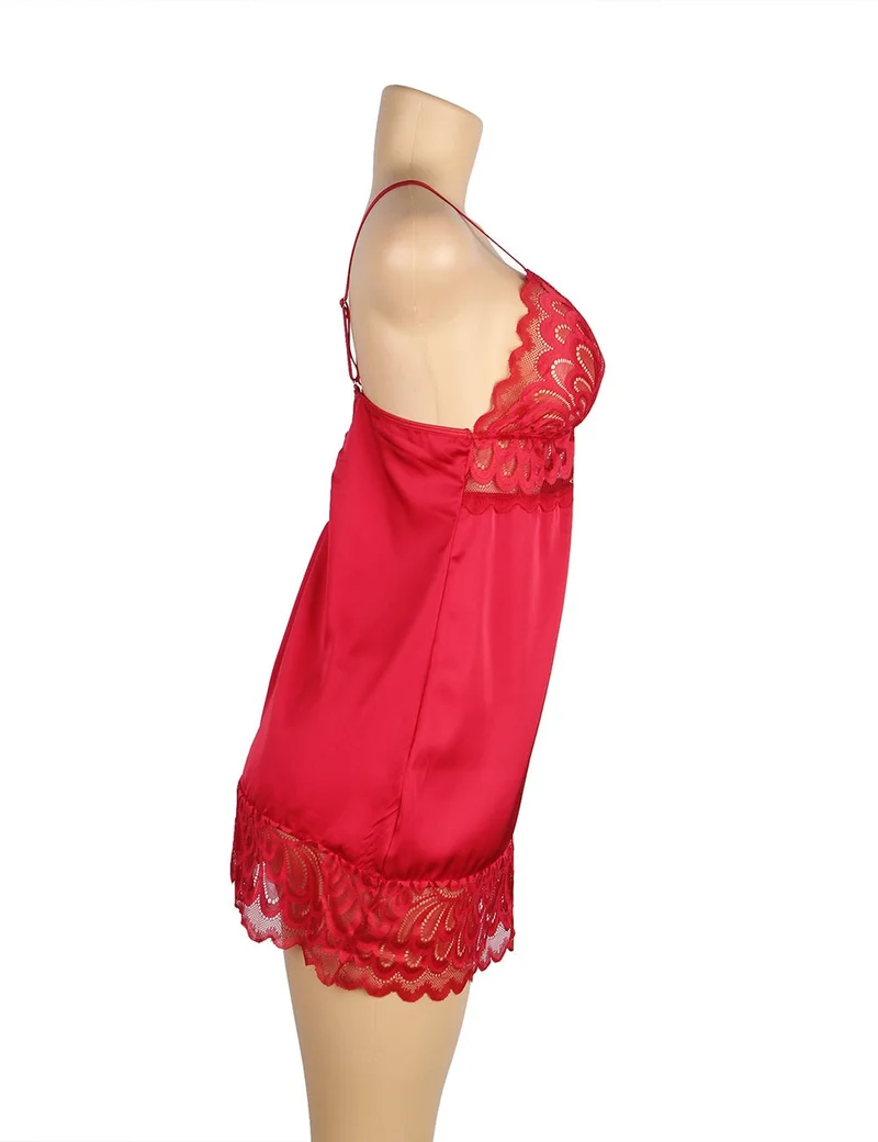 Rotes Babydoll aus floraler Spitze mit Haken- und Ösenverschluss am Rücken