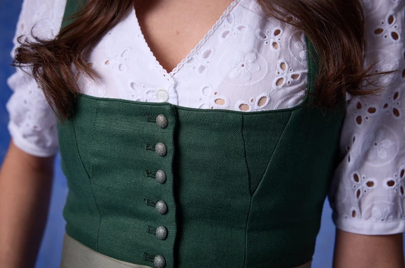 Lochmusterbluse mit Wellenpaspel & Halbarm
